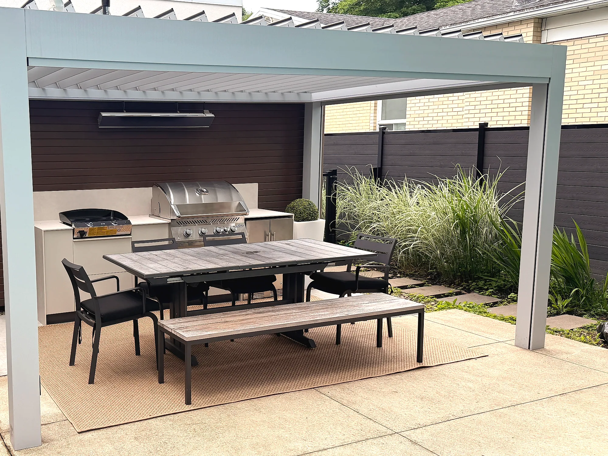 Cuisine extérieure sous pergola bioclimatique à lames orientables, coin repas et BBQ Napoléon série 700, projet Grenon à Cap-Rouge