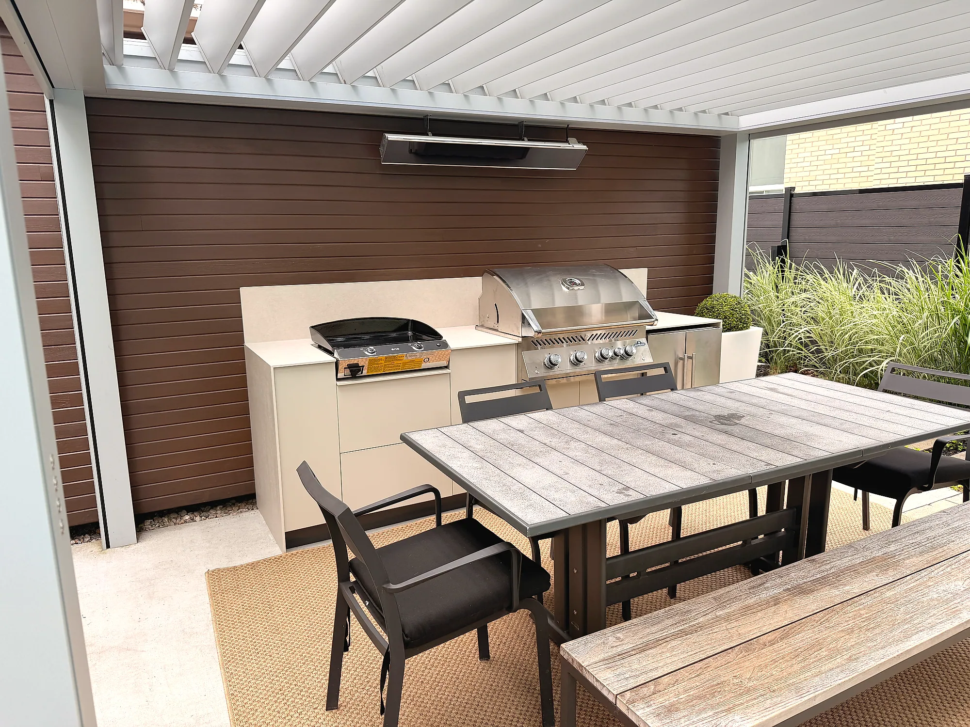 Chauffage radiant et toit à lames orientables au-dessus de la ligne de cuisson, cuisine extérieure à Cap-Rouge
