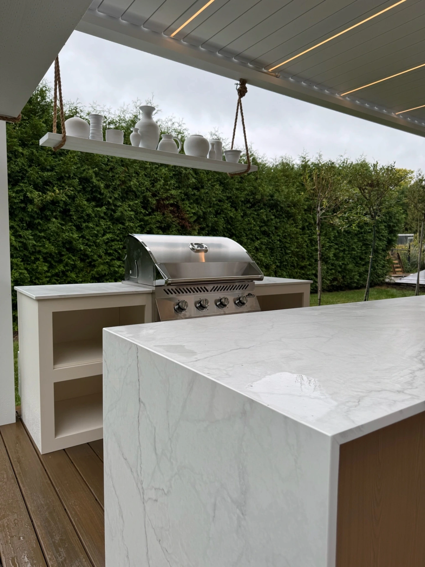 Vertical detail of the outdoor kitchen under the bioclimatic pergola